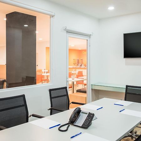 One Irapuato Hotel Екстериор снимка