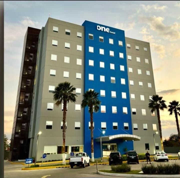 One Irapuato Hotel Екстериор снимка