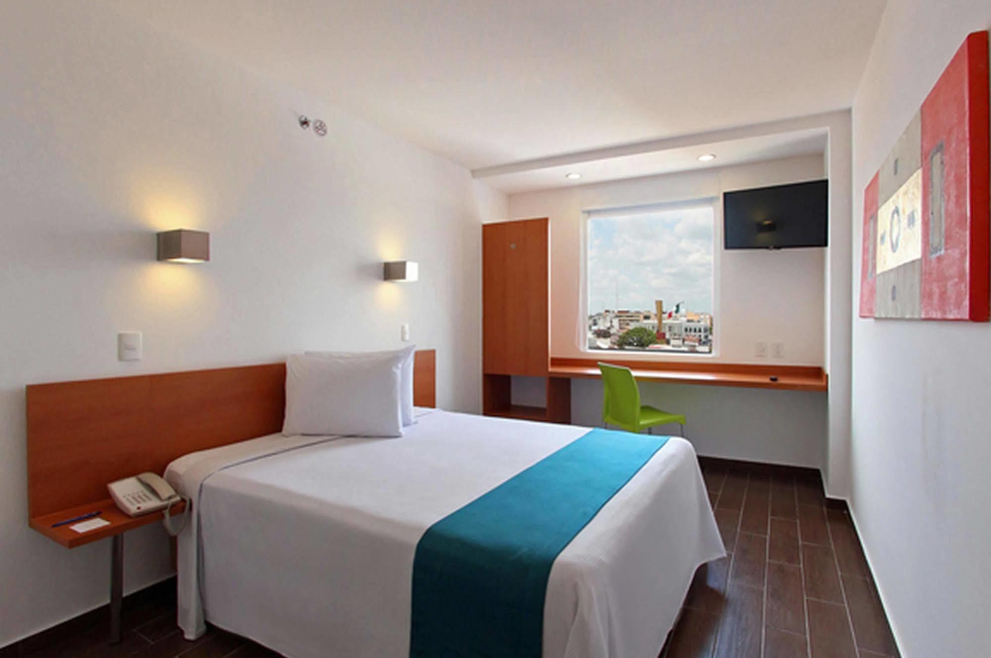 One Irapuato Hotel Екстериор снимка