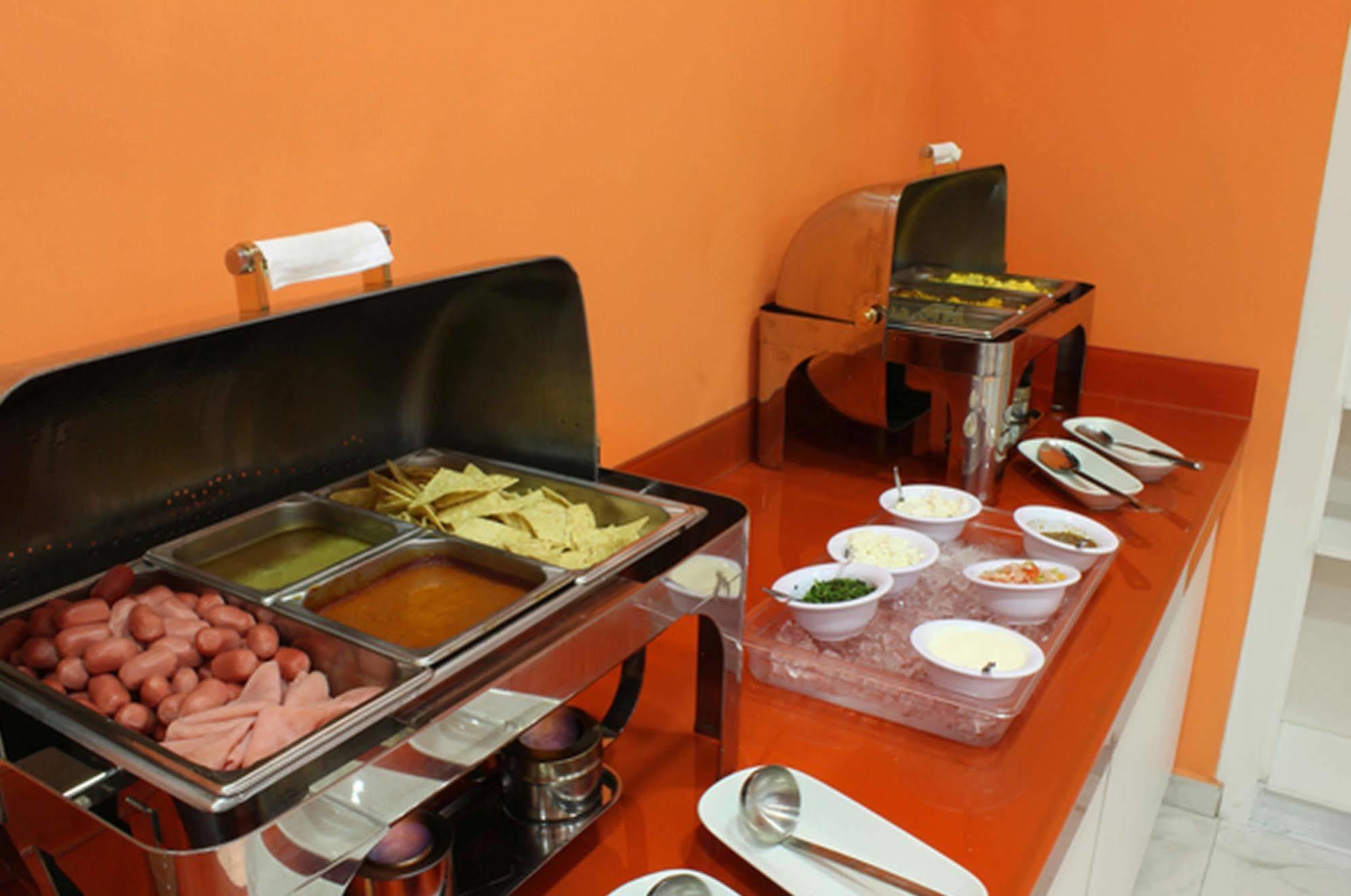 One Irapuato Hotel Екстериор снимка